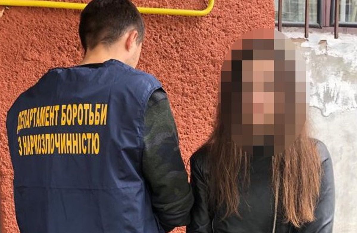 У Львові затримали 22-річну дівчину за розповсюдження наркотиків