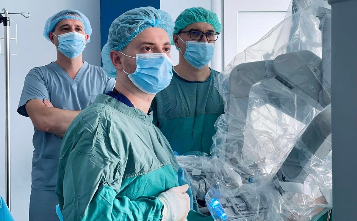 Львівські хірурги з допомогою робота Da Vinci  успішно прооперували жінку з рідкісною недугою