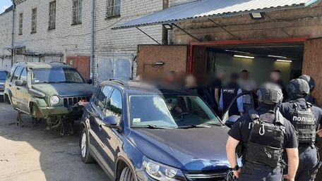 Правоохоронці викрили злочинну групу, яка торгувала автомобілями для ЗСУ