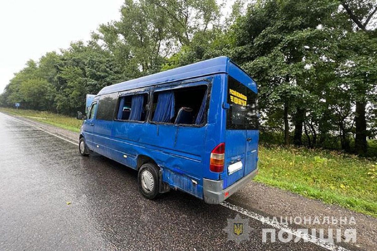 Двоє людей постраждали внаслідок зіткнення маршрутки і фури біля Тернополя