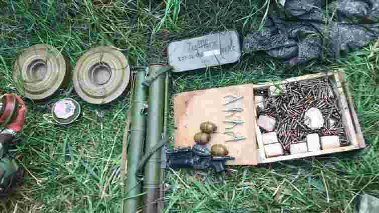 На Чернігівщині виявили сховок зі зброєю та боєприпасами РФ