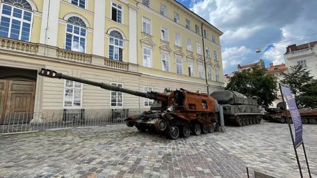 Спалені російські танки і гармати в центрі Львова. Фото дня
