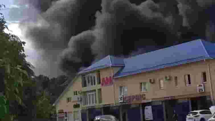 На автосервісі у Мукачеві виникла масштабна пожежа