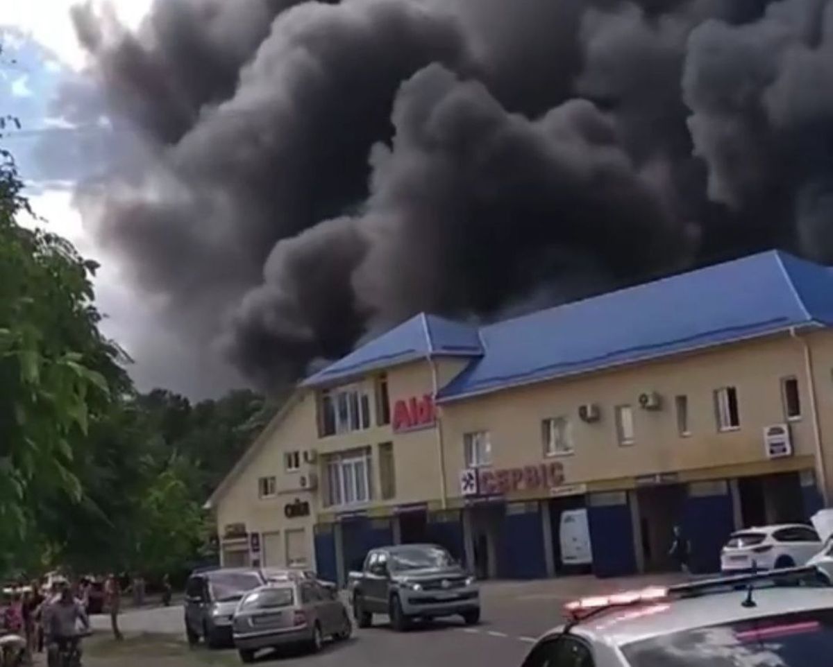 На автосервісі у Мукачеві виникла масштабна пожежа