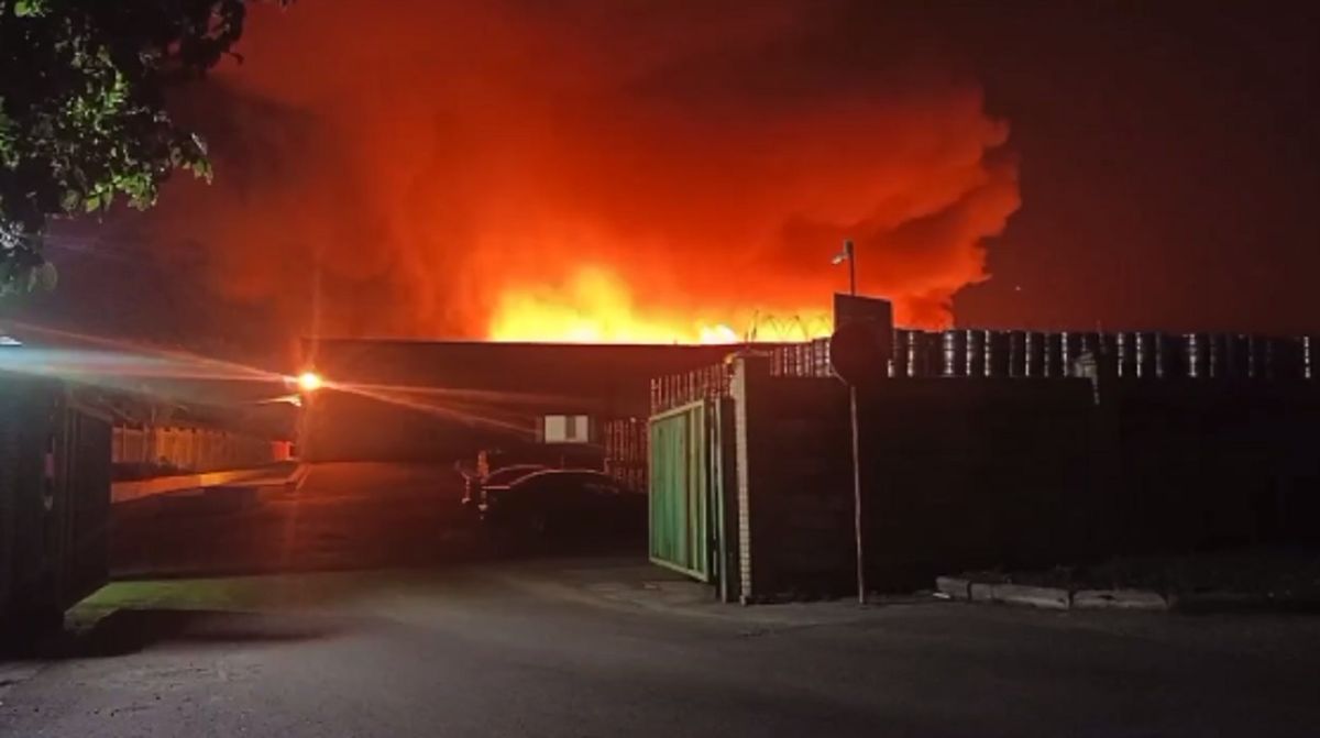 В окупованому Донецьку виникла масштабна пожежа на пивзаводі