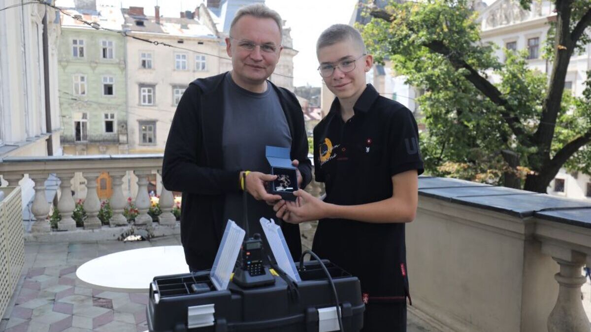 Львівська мерія допоможе школяру розгорнути виробництво павербанків для ЗСУ
