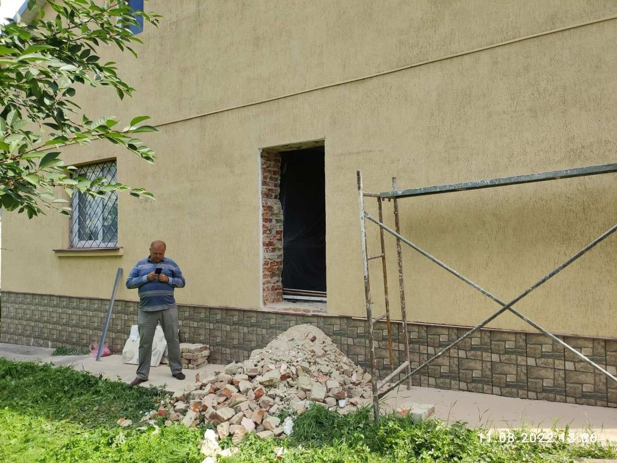 Екс-посадовці ліквідованої Малехівської сільради прорубали новий вхід у будівлю