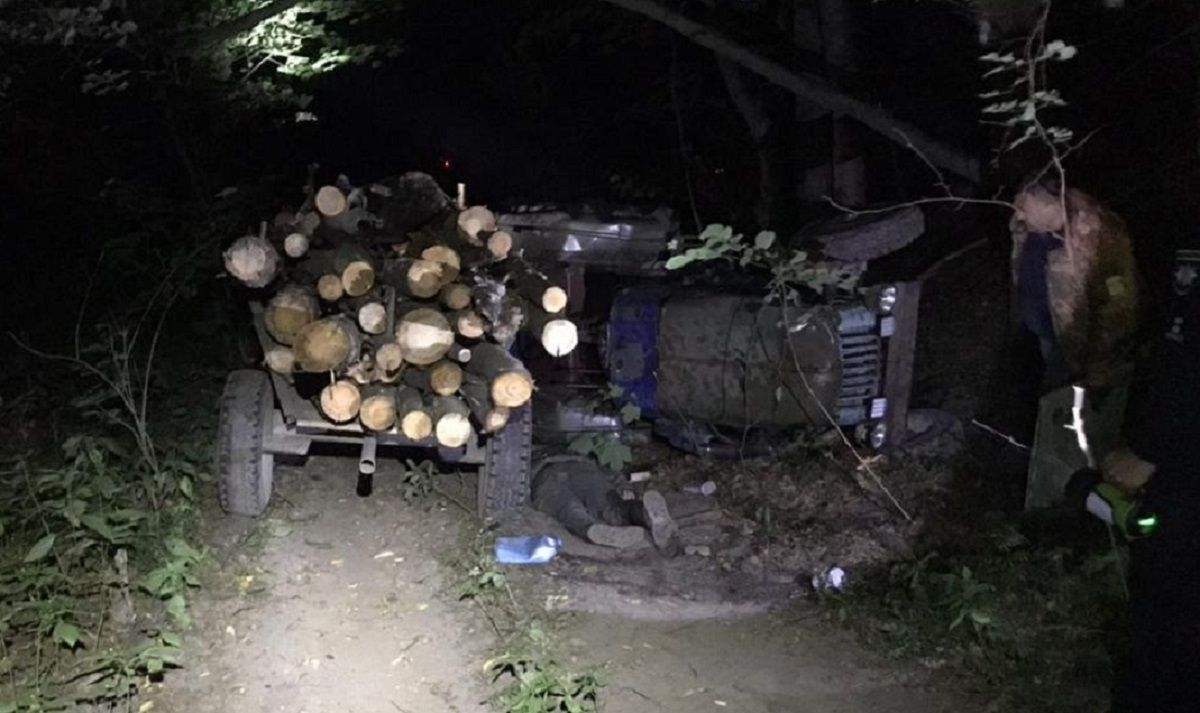 41-річний чоловік загинув внаслідок перекидання трактора на Львівщині