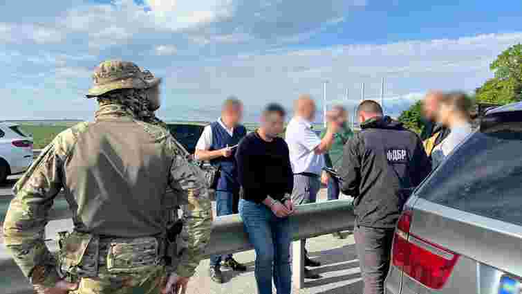 Хмельницького поліцейського затримали за вимагання $5 тис. у директора підприємства Міноборони