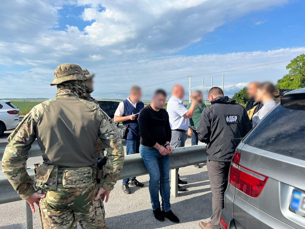 Хмельницького поліцейського затримали за вимагання $5 тис. у директора підприємства Міноборони