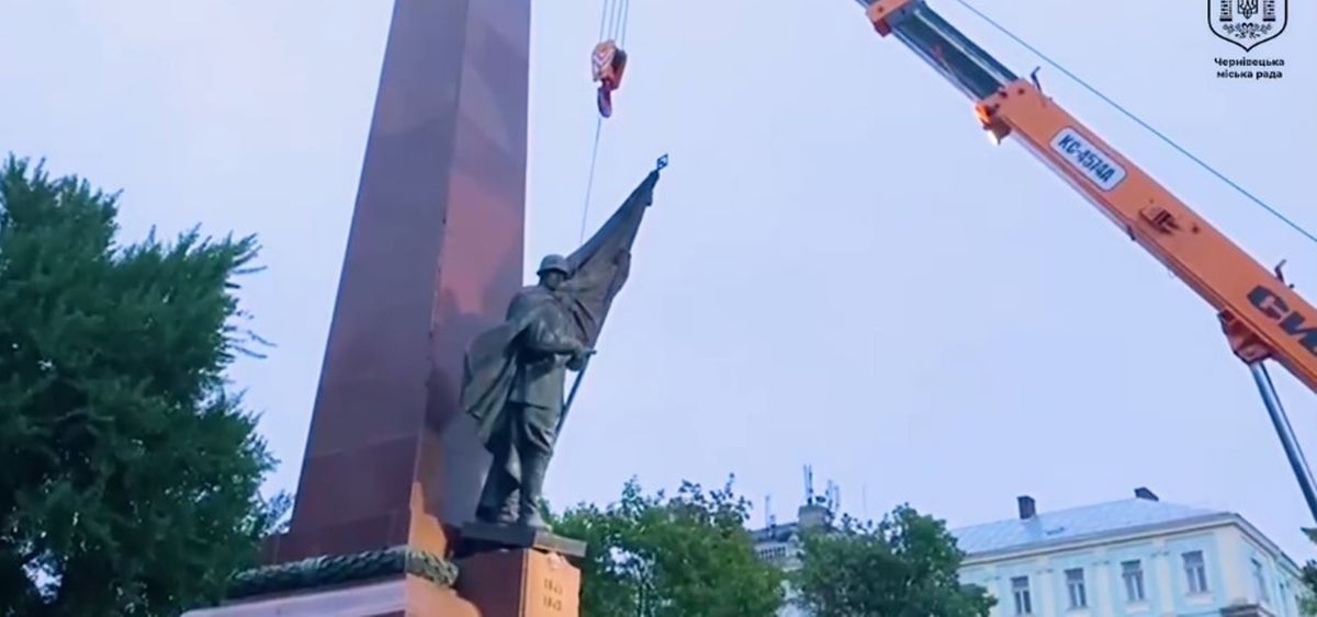 У центрі Чернівців демонтували пам’ятник червоноармійцю