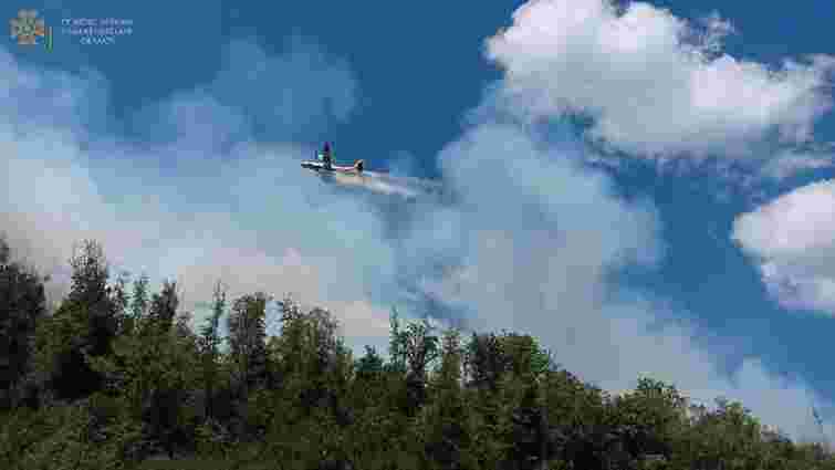 На Закарпатті виникла масштабна лісова пожежа, залучили авіацію