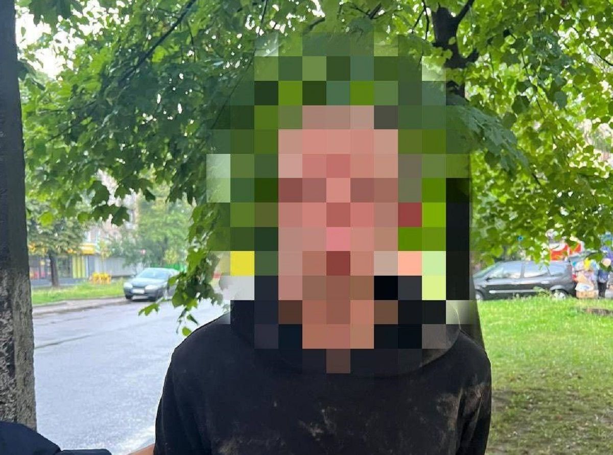 34-річний мешканець Рівного витирав автомобілі прапором України 