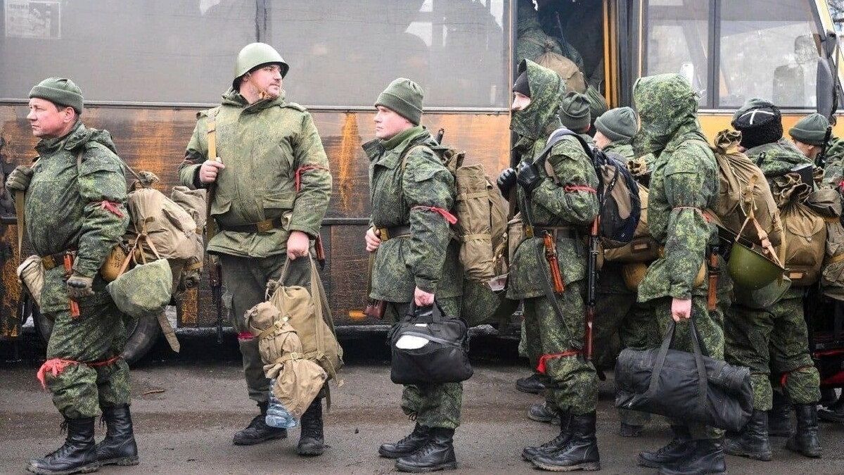 На Луганщині росіяни пропонують їжу за інформацію про чоловіків призовного віку