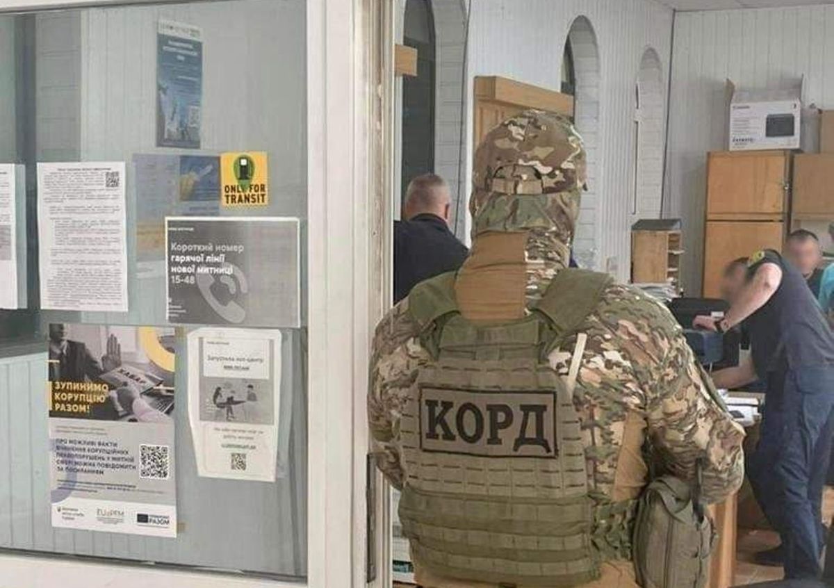 25-річного закарпатського митника затримали на хабарі за сприяння у ввезенні авто