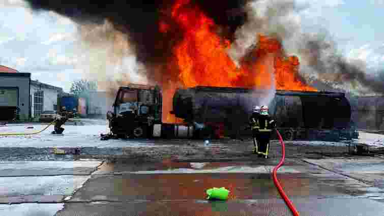 На території АЗС у Чернівцях виникла масштабна пожежа