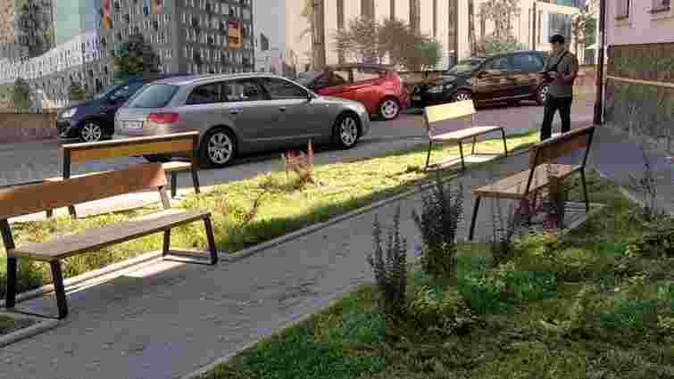 На вул. Хмельницького у Львові встановили лавки та велопарковки
