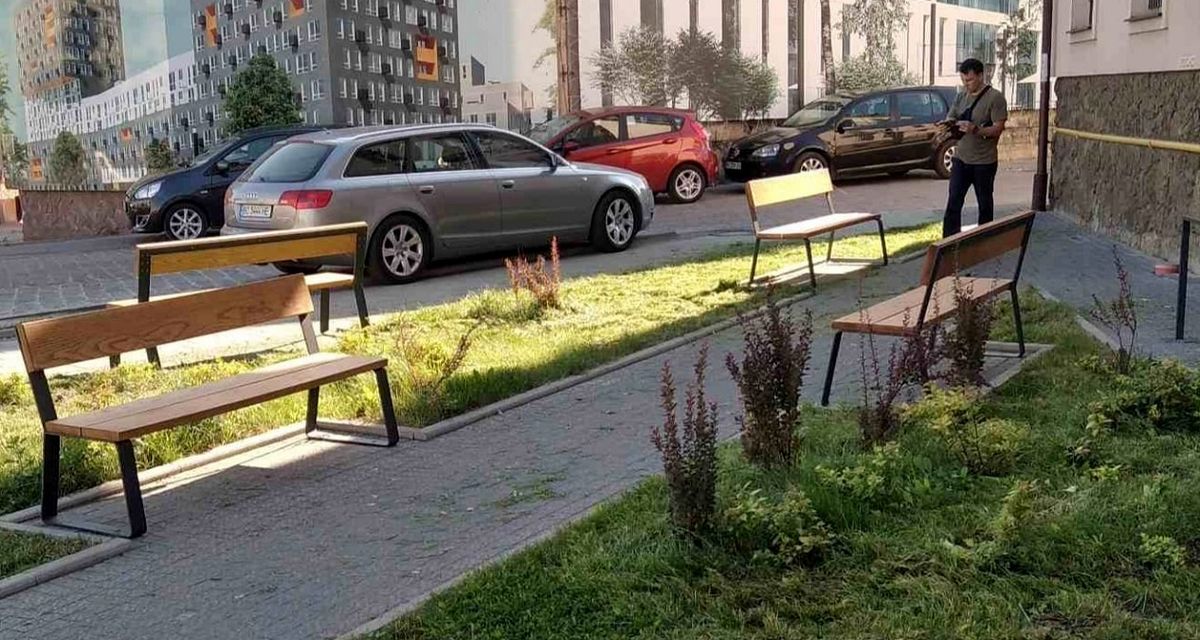 На вул. Хмельницького у Львові встановили лавки та велопарковки