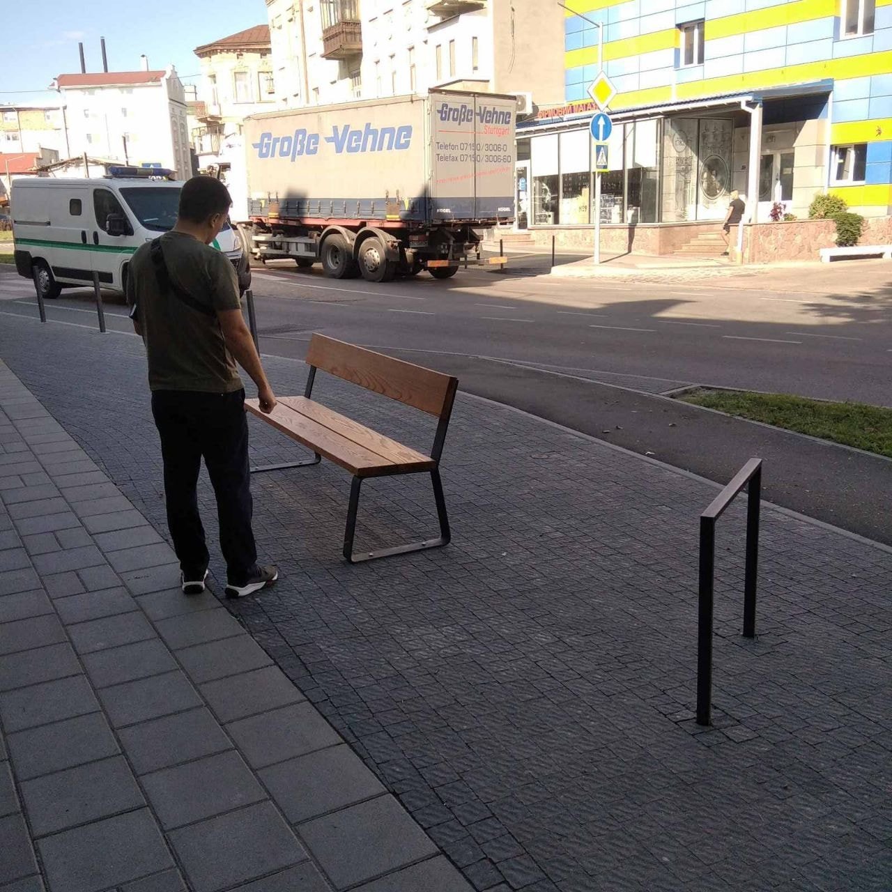 На вул. Хмельницького у Львові встановили лавки та велопарковки 11