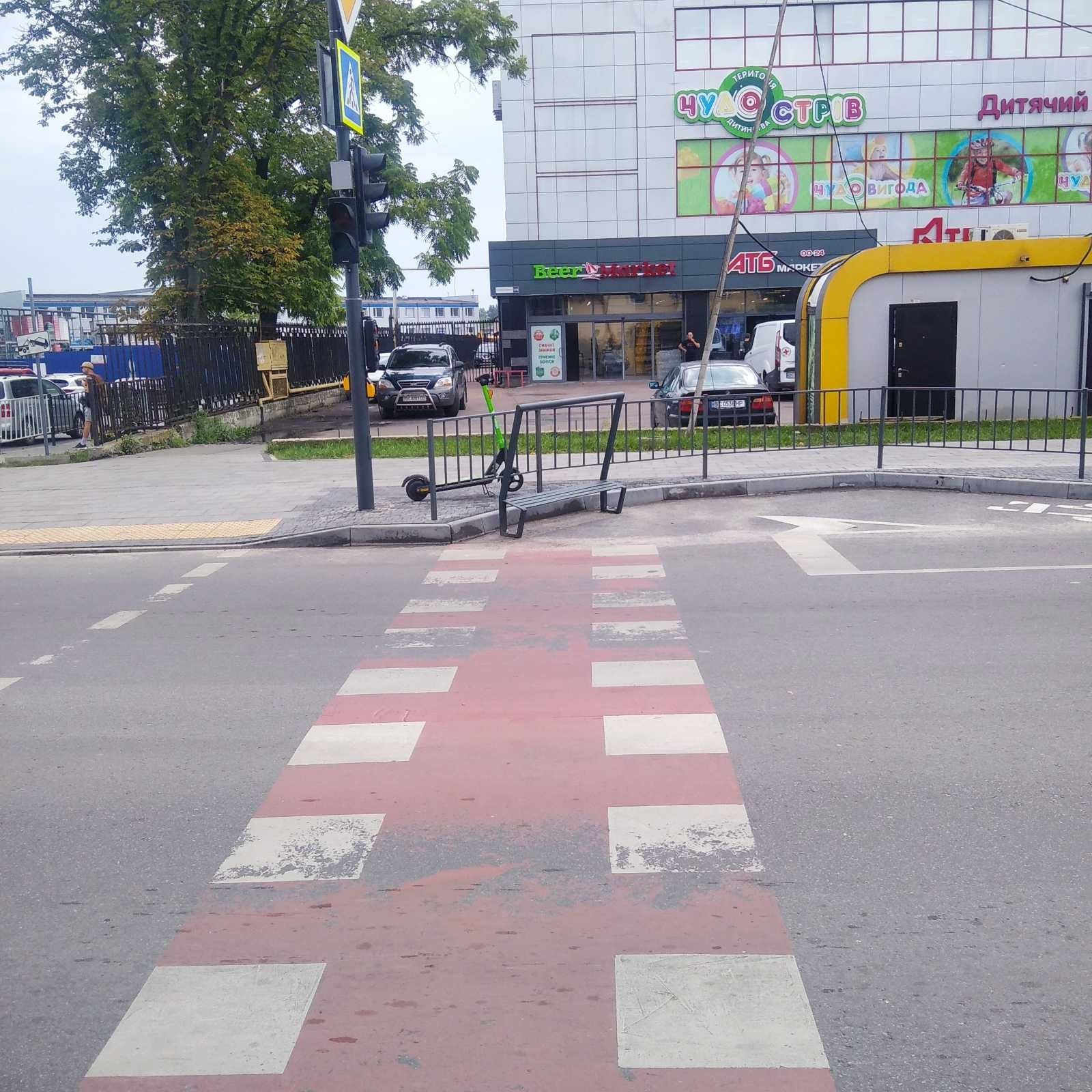 На вул. Хмельницького у Львові встановили лавки та велопарковки 14