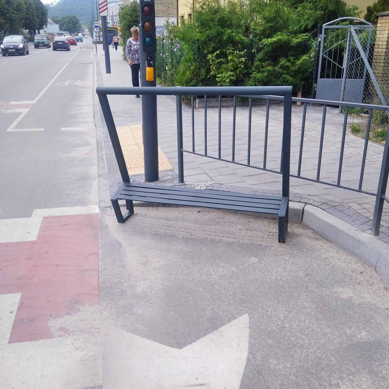 На вул. Хмельницького у Львові встановили лавки та велопарковки 12