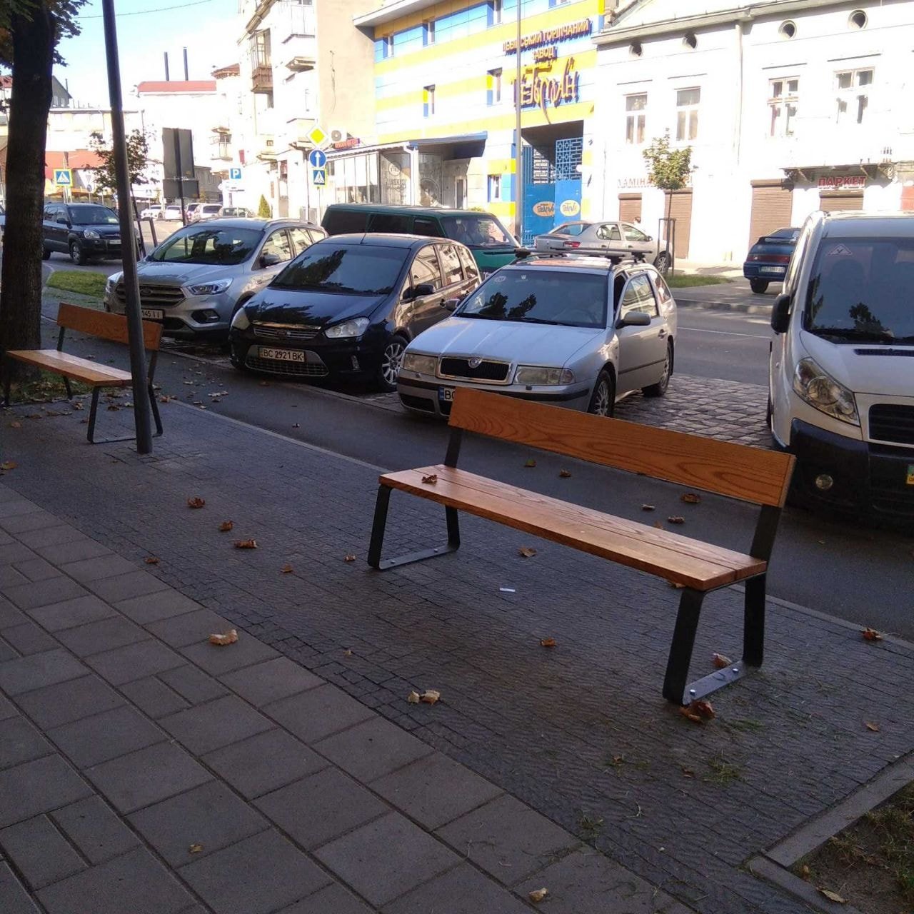 На вул. Хмельницького у Львові встановили лавки та велопарковки 13