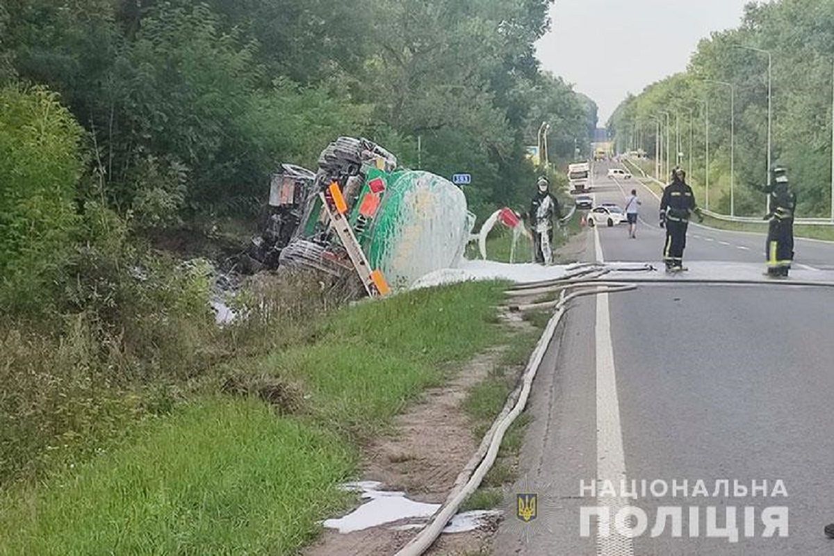 На виїзді з Чорткова перекинувся бензовоз, водій у важкому стані