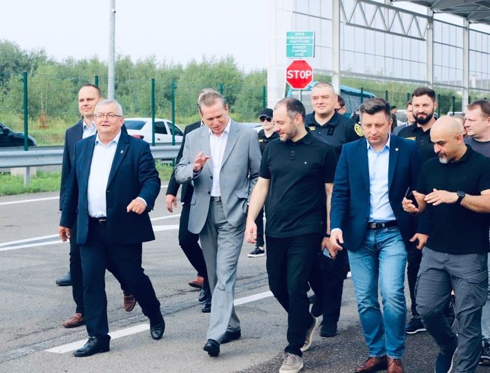 Пункт пропуску «Краківець» повністю відкрили після реконструкції 17