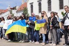 Не сидіти, склавши руки