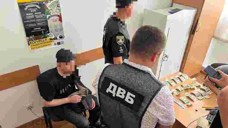 42-річного наркоторговця з Рівненщини затримали за хабар $1,5 тис. у відділку поліції