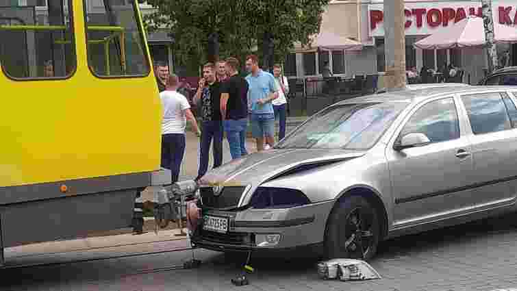 Відомий львівський водій-наркоман врізався у трамвай і втік