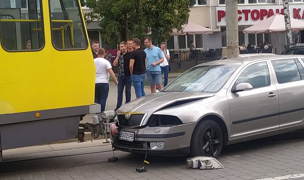 Відомий львівський водій-наркоман врізався у трамвай і втік