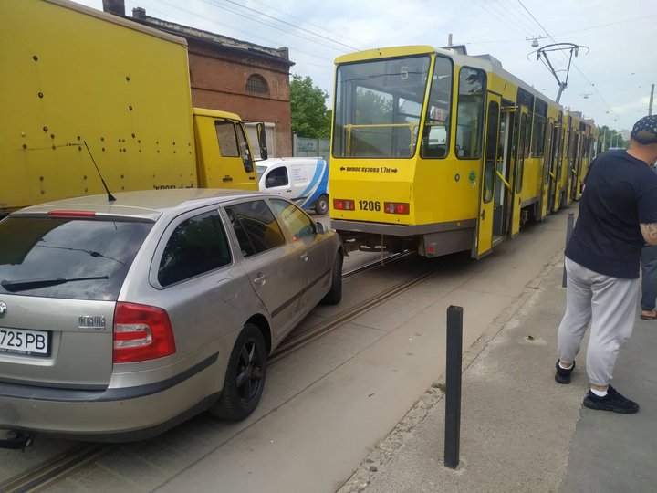 Відомий львівський водій-наркоман врізався у трамвай і втік 12