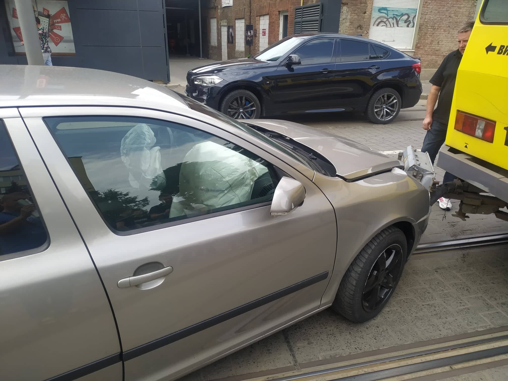 Відомий львівський водій-наркоман врізався у трамвай і втік 13