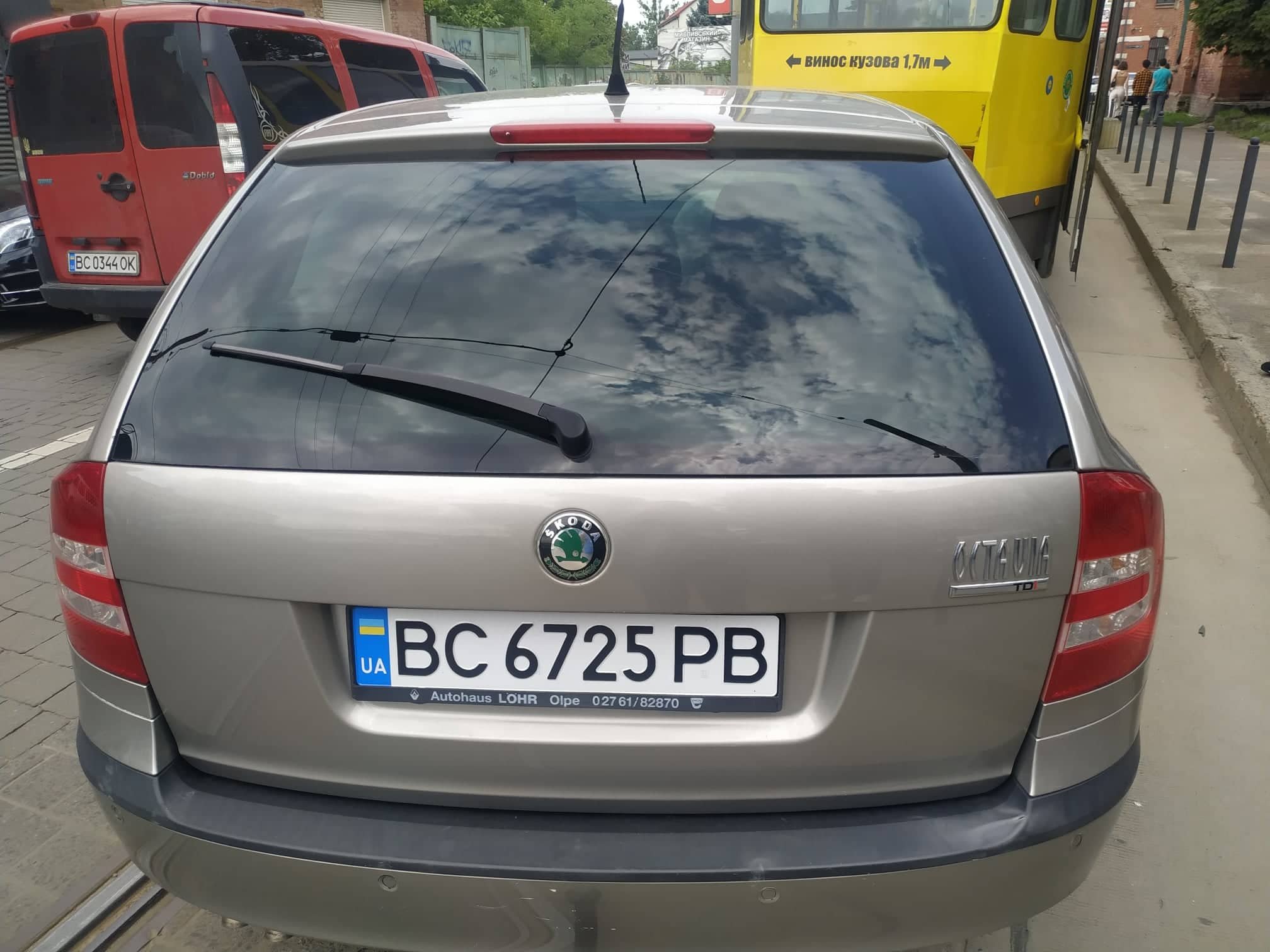 Відомий львівський водій-наркоман врізався у трамвай і втік 14