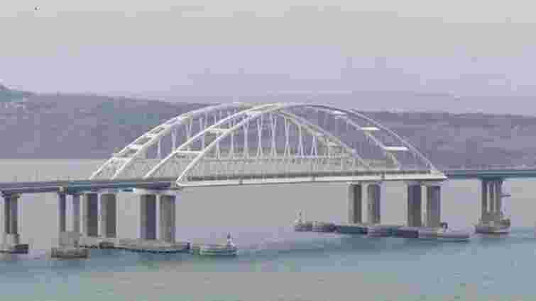 На Керченському мосту зафіксували рекорд трафіку після низки вибухів у Криму