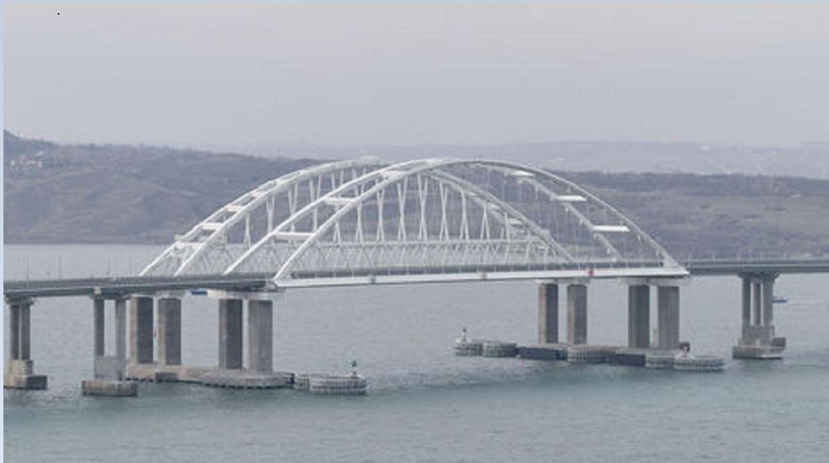 На Керченському мосту зафіксували рекорд трафіку після низки вибухів у Криму