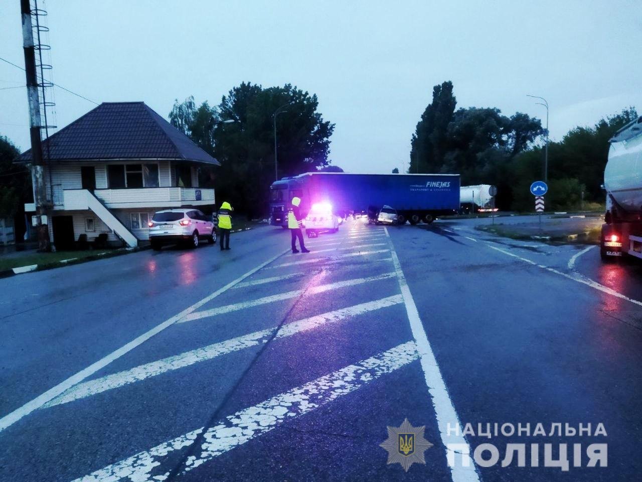Дві людини постраждали внаслідок зіткнення кросовера з фурою біля Дубна 18