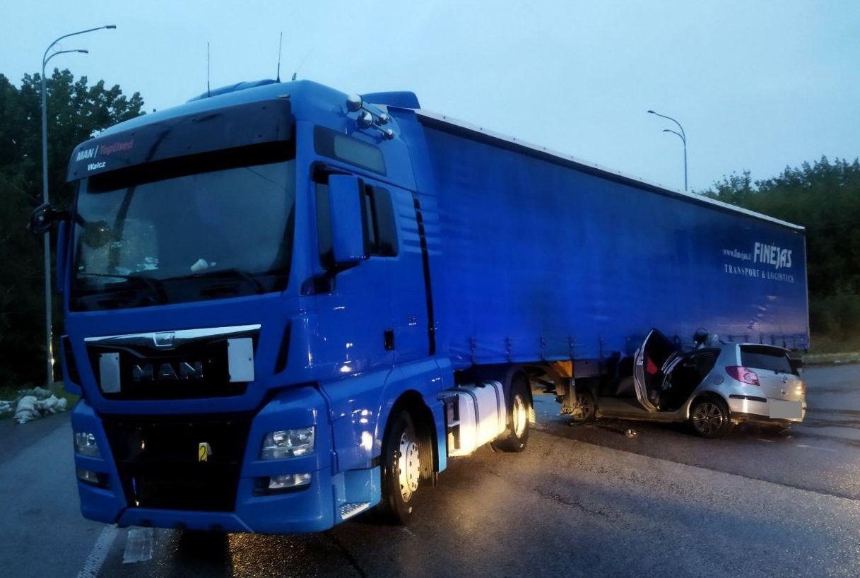 Дві людини постраждали внаслідок зіткнення кросовера з фурою біля Дубна 17