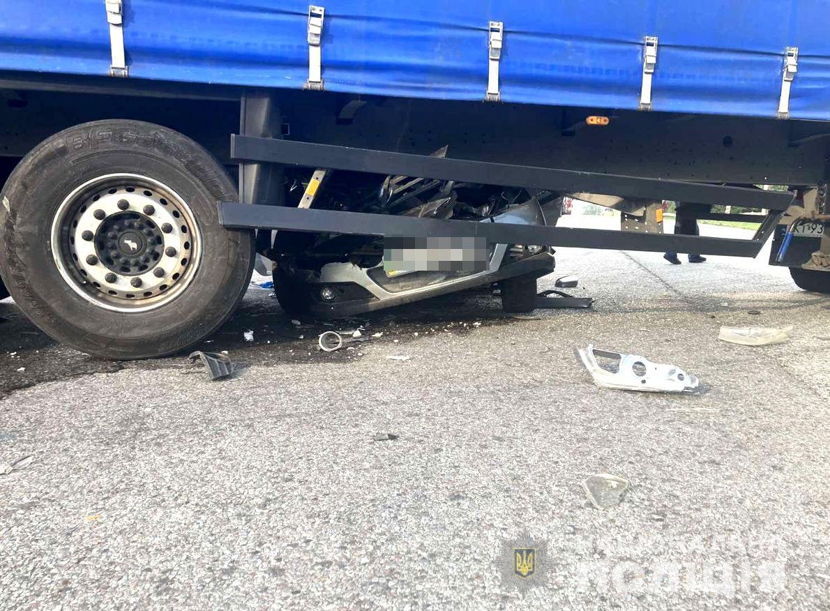 Дві людини постраждали внаслідок зіткнення кросовера з фурою біля Дубна 15