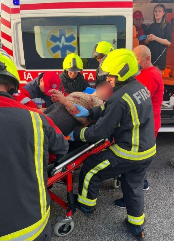 Дві людини постраждали внаслідок зіткнення кросовера з фурою біля Дубна 14