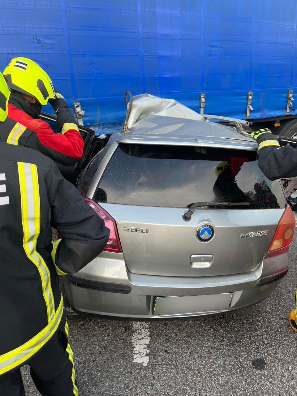 Дві людини постраждали внаслідок зіткнення кросовера з фурою біля Дубна 13