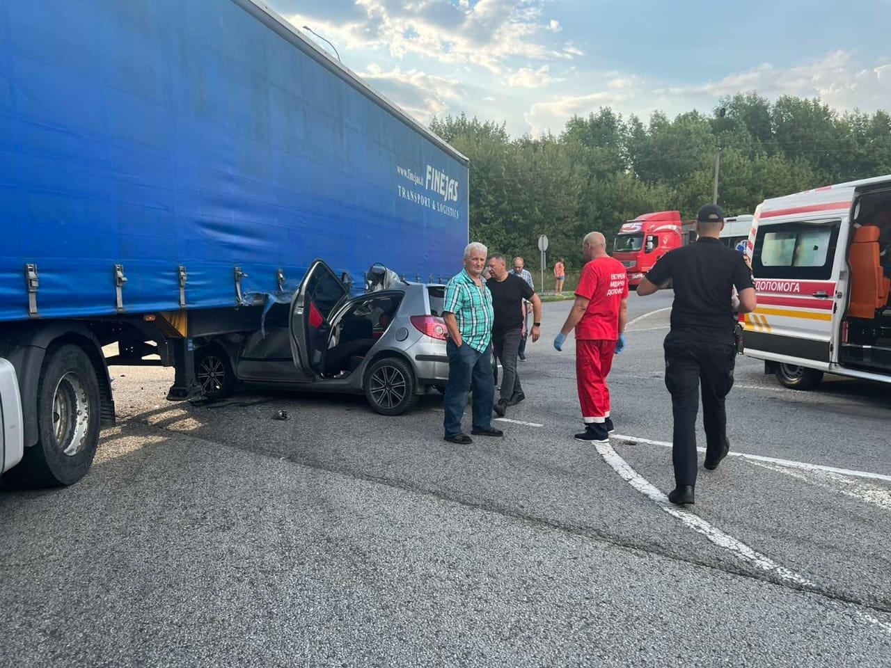 Дві людини постраждали внаслідок зіткнення кросовера з фурою біля Дубна 11