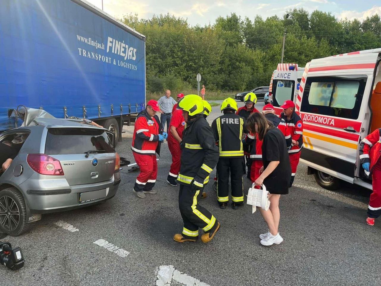 Дві людини постраждали внаслідок зіткнення кросовера з фурою біля Дубна 12