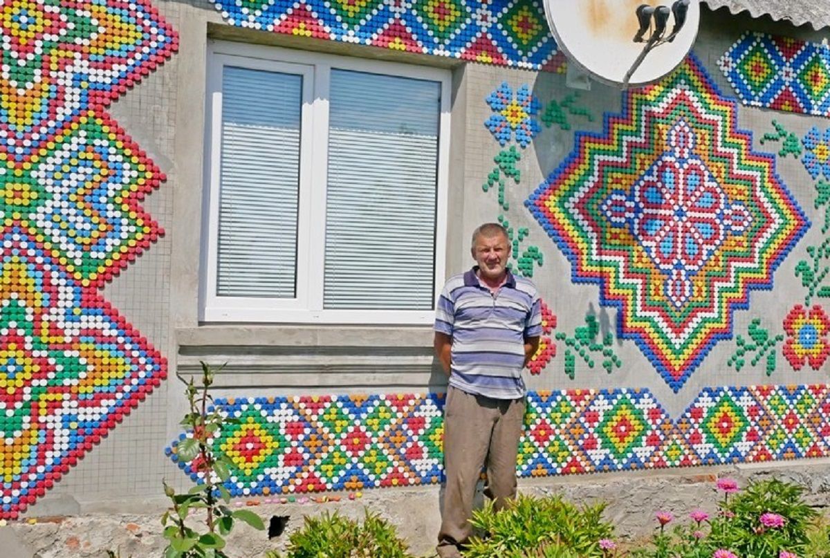 Мешканець Волині виклав пластиковими кришечками вишиванку на будинку