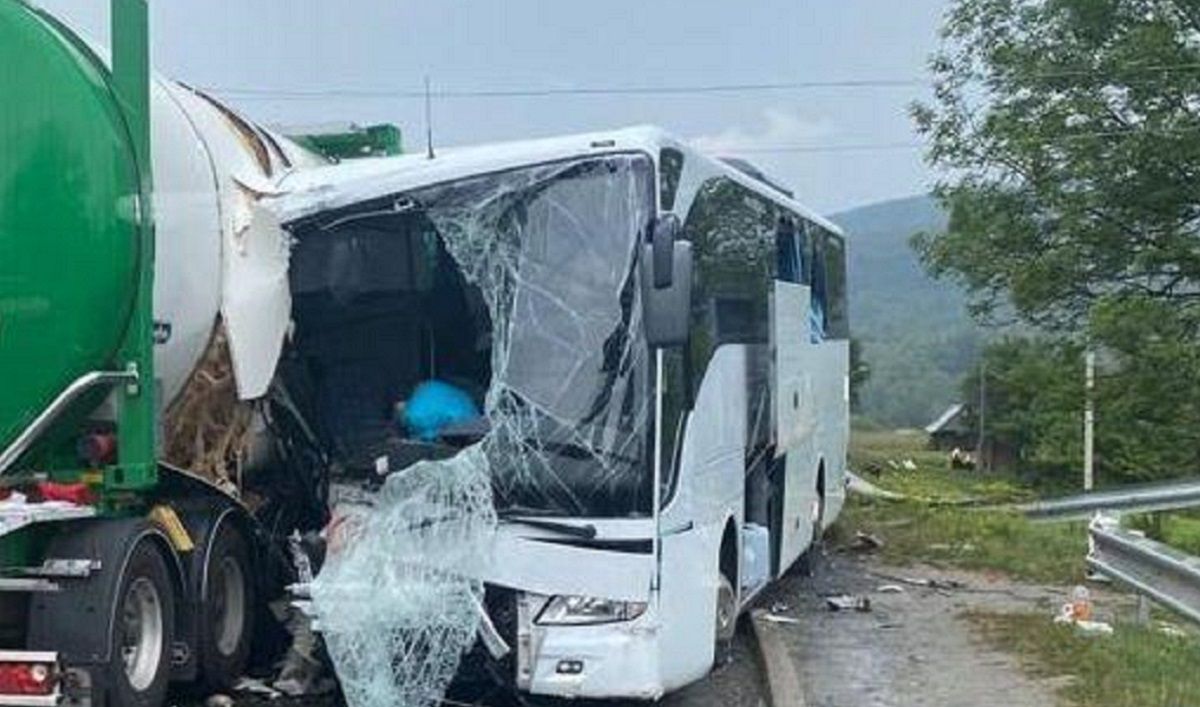 Автобус з пасажирами потрапив у ДТП з двома бензовозами на Львівщині