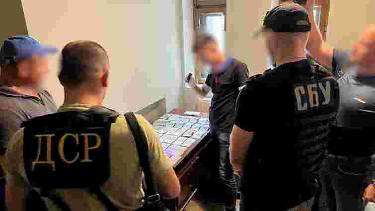 Посадовця з Тернополя затримали на 65 тис. грн хабара за продаж місця на цвинтарі