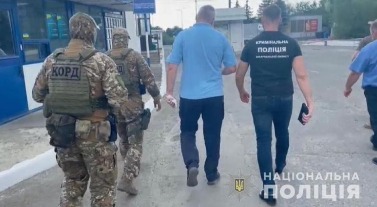Двох митників із Закарпаття викрили на хабарах за ввезення авто