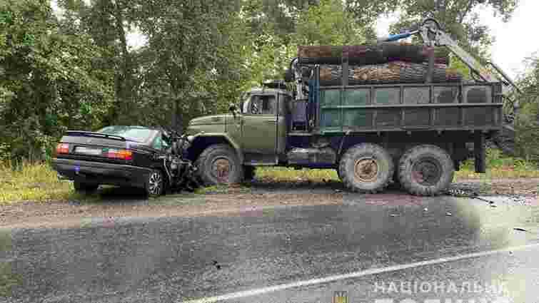 Двоє людей загинуло внаслідок ДТП з лісовозом на Хмельниччині