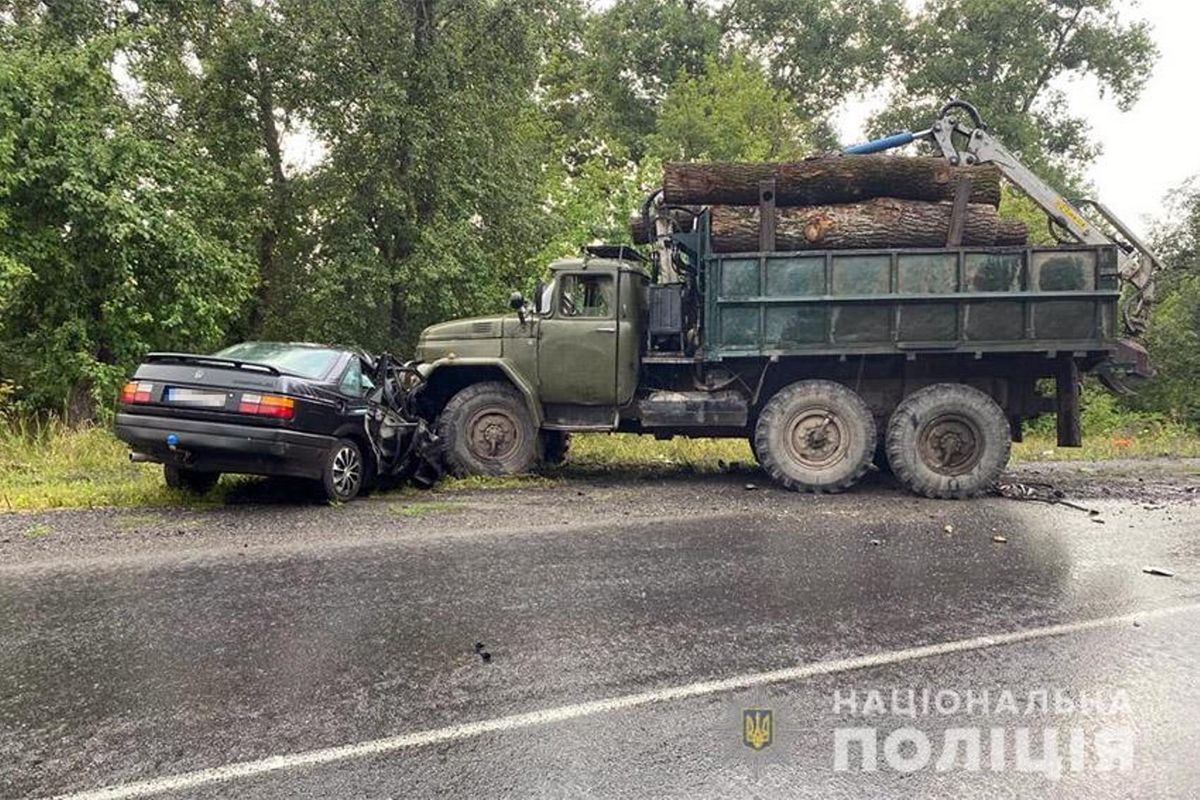 Двоє людей загинуло внаслідок ДТП з лісовозом на Хмельниччині